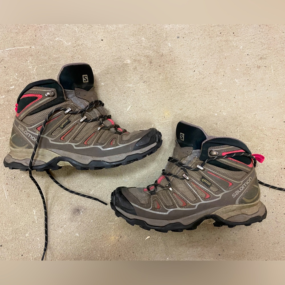 Salomon Women’s light hiking boots size 7.5